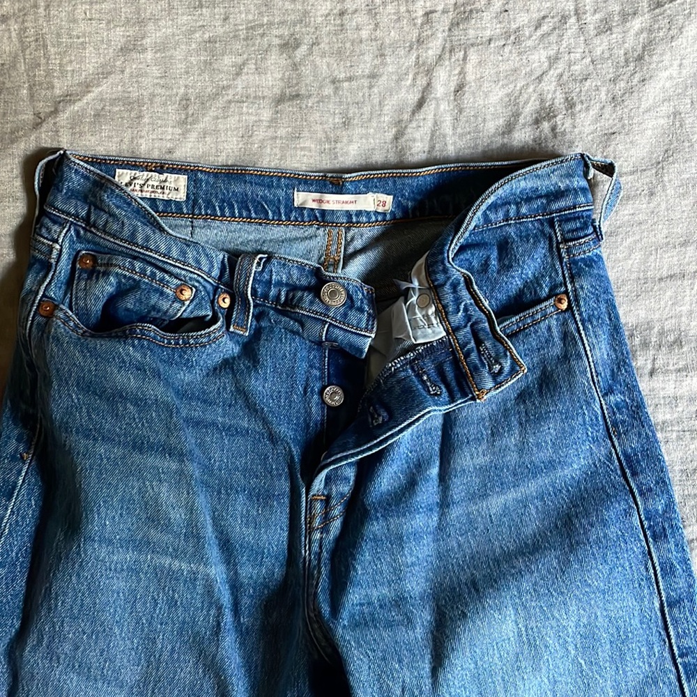 Womens levis wedgie straight Jeans size 28.